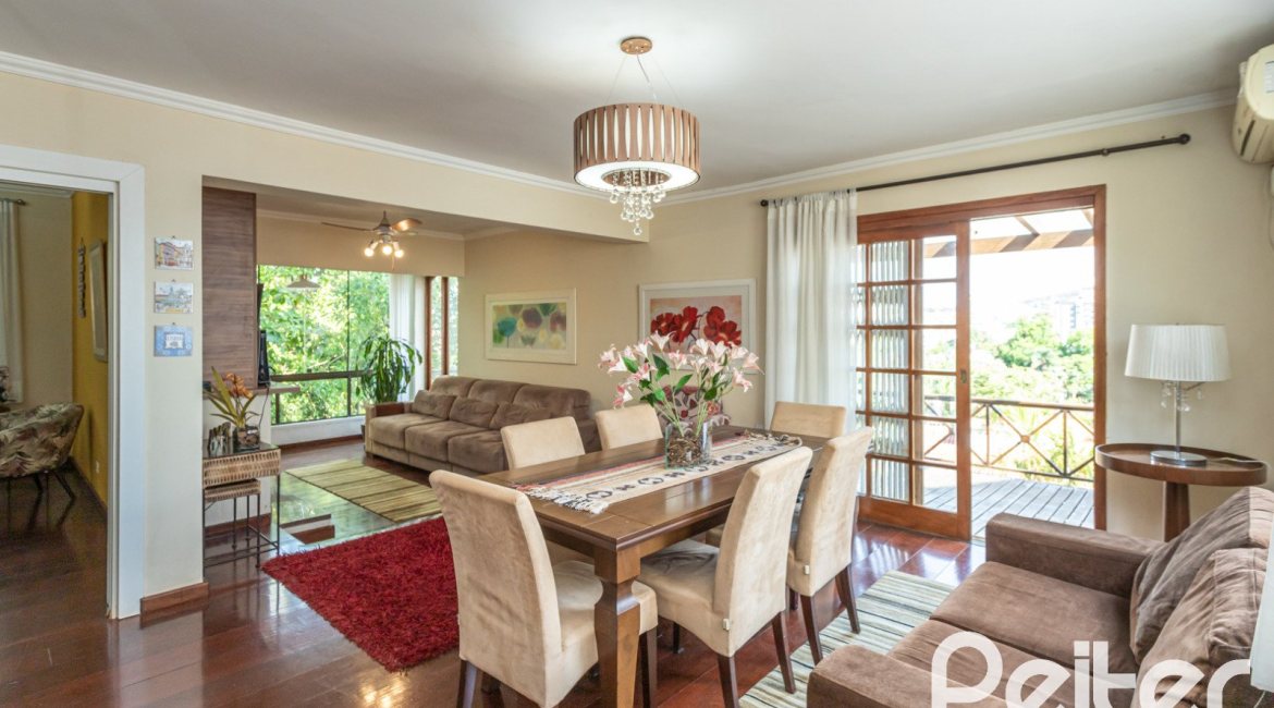 Casa à venda com 393m², 4 dormitórios, 2 suítes, 6 vagas, no bairro Vila Assunção em Porto Alegre