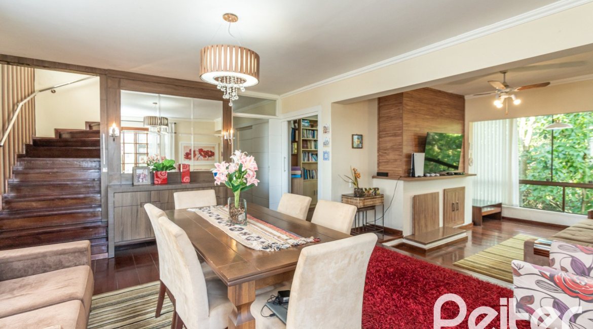 Casa à venda com 393m², 4 dormitórios, 2 suítes, 6 vagas, no bairro Vila Assunção em Porto Alegre