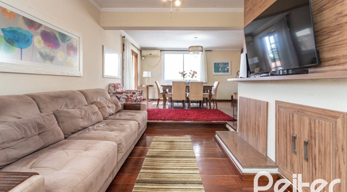 Casa à venda com 393m², 4 dormitórios, 2 suítes, 6 vagas, no bairro Vila Assunção em Porto Alegre