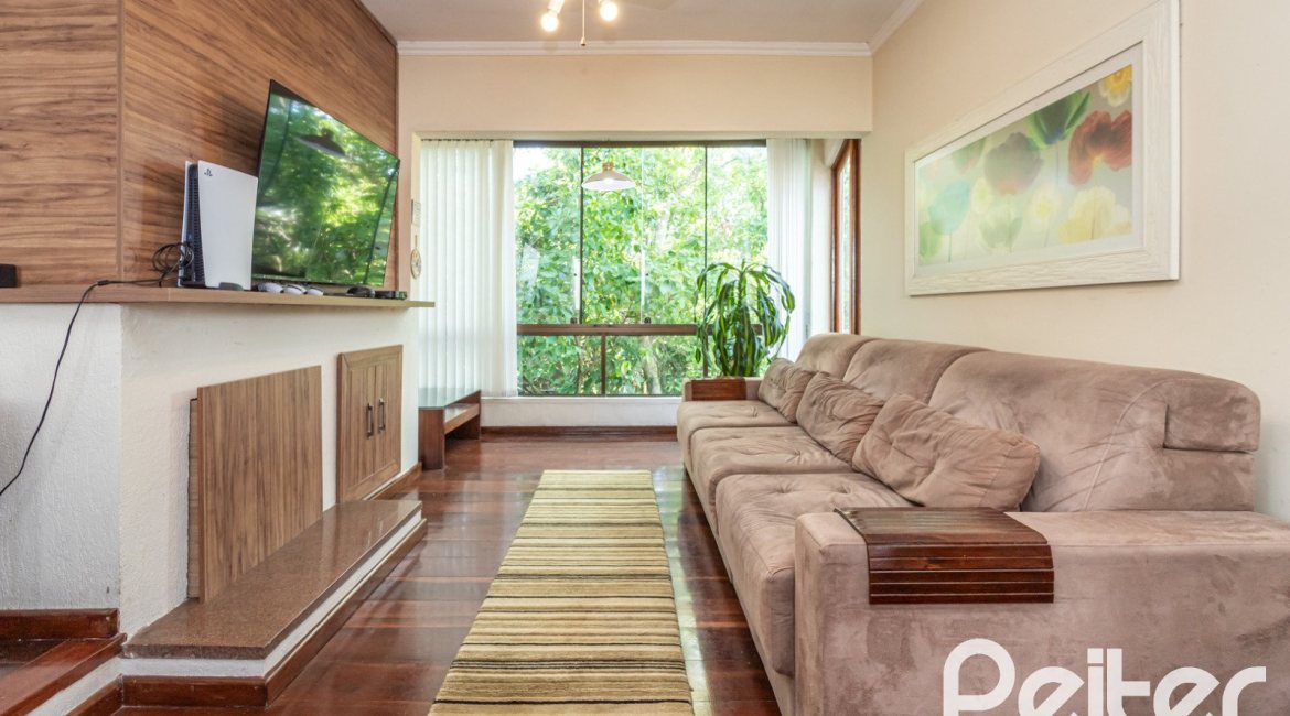 Casa à venda com 393m², 4 dormitórios, 2 suítes, 6 vagas, no bairro Vila Assunção em Porto Alegre