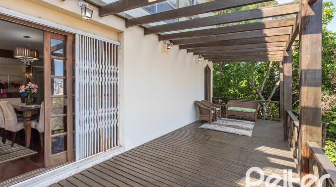 Casa à venda com 393m², 4 dormitórios, 2 suítes, 6 vagas, no bairro Vila Assunção em Porto Alegre