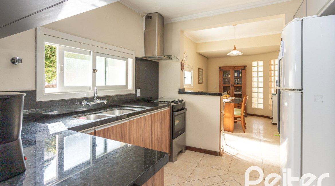 Casa à venda com 393m², 4 dormitórios, 2 suítes, 6 vagas, no bairro Vila Assunção em Porto Alegre