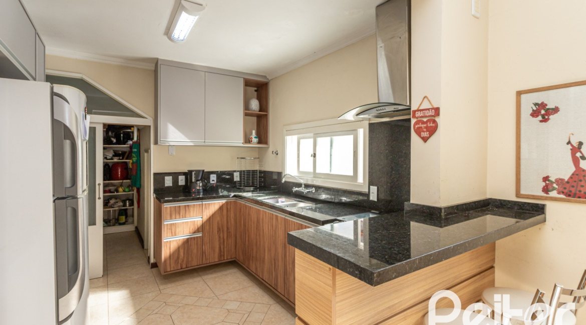 Casa à venda com 393m², 4 dormitórios, 2 suítes, 6 vagas, no bairro Vila Assunção em Porto Alegre