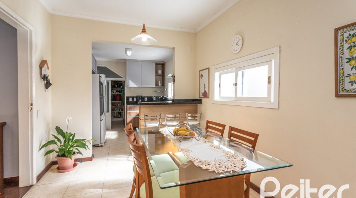 Casa à venda com 393m², 4 dormitórios, 2 suítes, 6 vagas, no bairro Vila Assunção em Porto Alegre