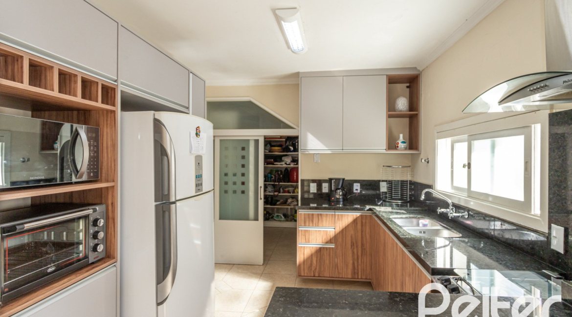 Casa à venda com 393m², 4 dormitórios, 2 suítes, 6 vagas, no bairro Vila Assunção em Porto Alegre