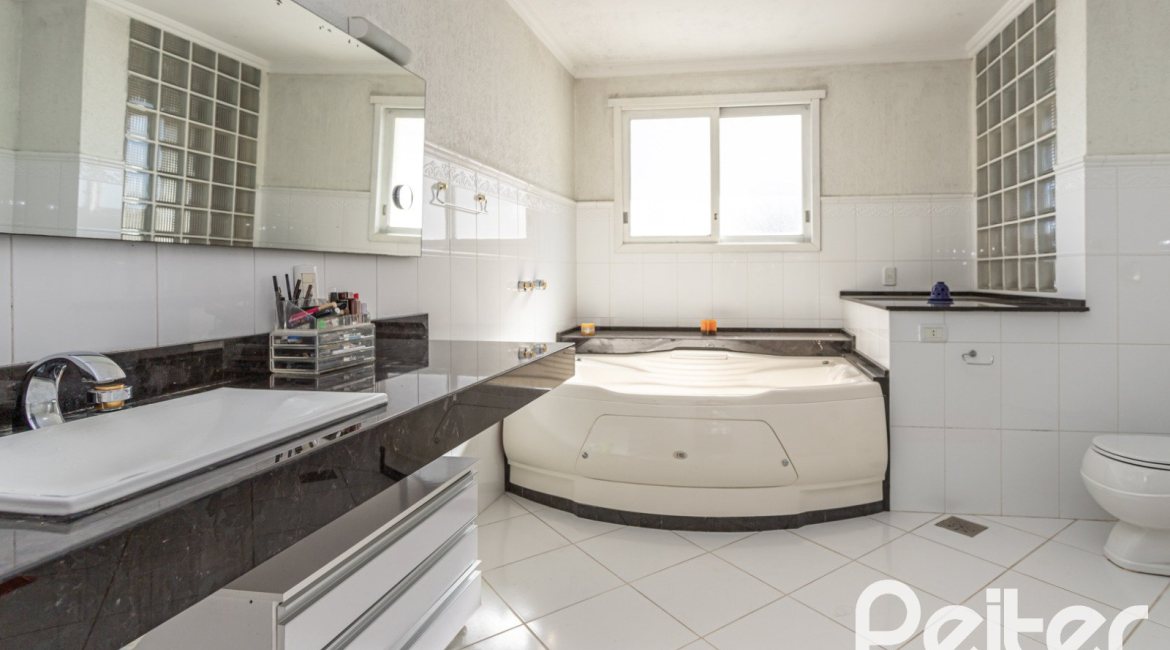 Casa à venda com 393m², 4 dormitórios, 2 suítes, 6 vagas, no bairro Vila Assunção em Porto Alegre