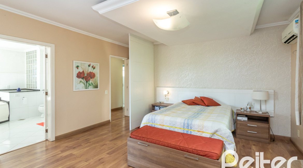 Casa à venda com 393m², 4 dormitórios, 2 suítes, 6 vagas, no bairro Vila Assunção em Porto Alegre