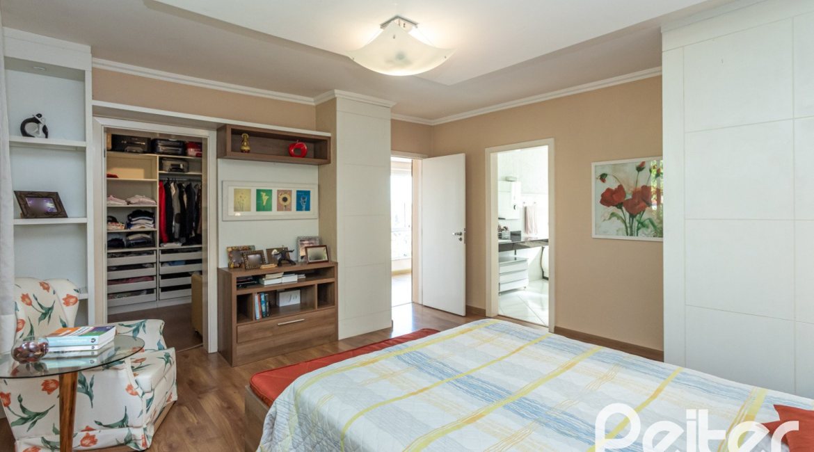 Casa à venda com 393m², 4 dormitórios, 2 suítes, 6 vagas, no bairro Vila Assunção em Porto Alegre