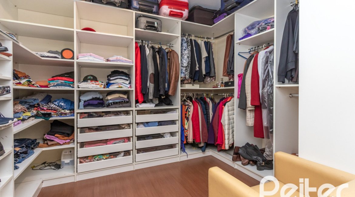 Casa à venda com 393m², 4 dormitórios, 2 suítes, 6 vagas, no bairro Vila Assunção em Porto Alegre