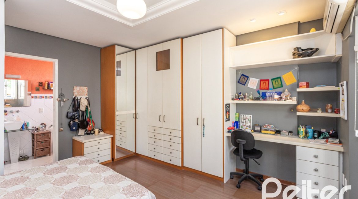 Casa à venda com 393m², 4 dormitórios, 2 suítes, 6 vagas, no bairro Vila Assunção em Porto Alegre