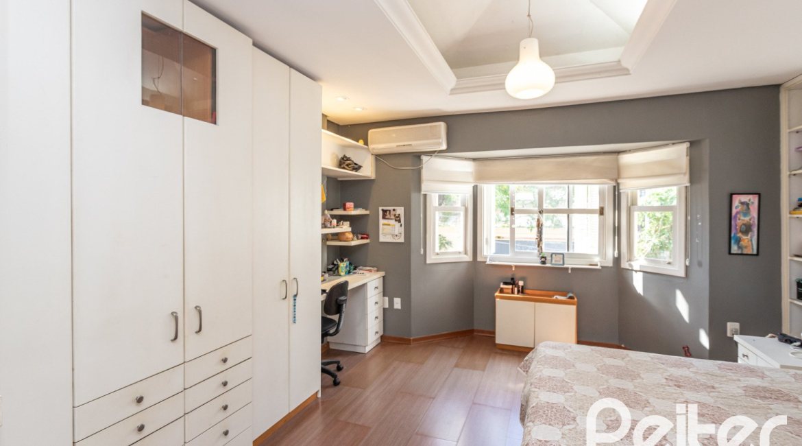 Casa à venda com 393m², 4 dormitórios, 2 suítes, 6 vagas, no bairro Vila Assunção em Porto Alegre