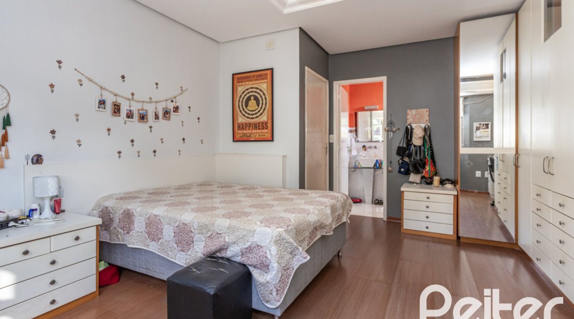 Casa à venda com 393m², 4 dormitórios, 2 suítes, 6 vagas, no bairro Vila Assunção em Porto Alegre