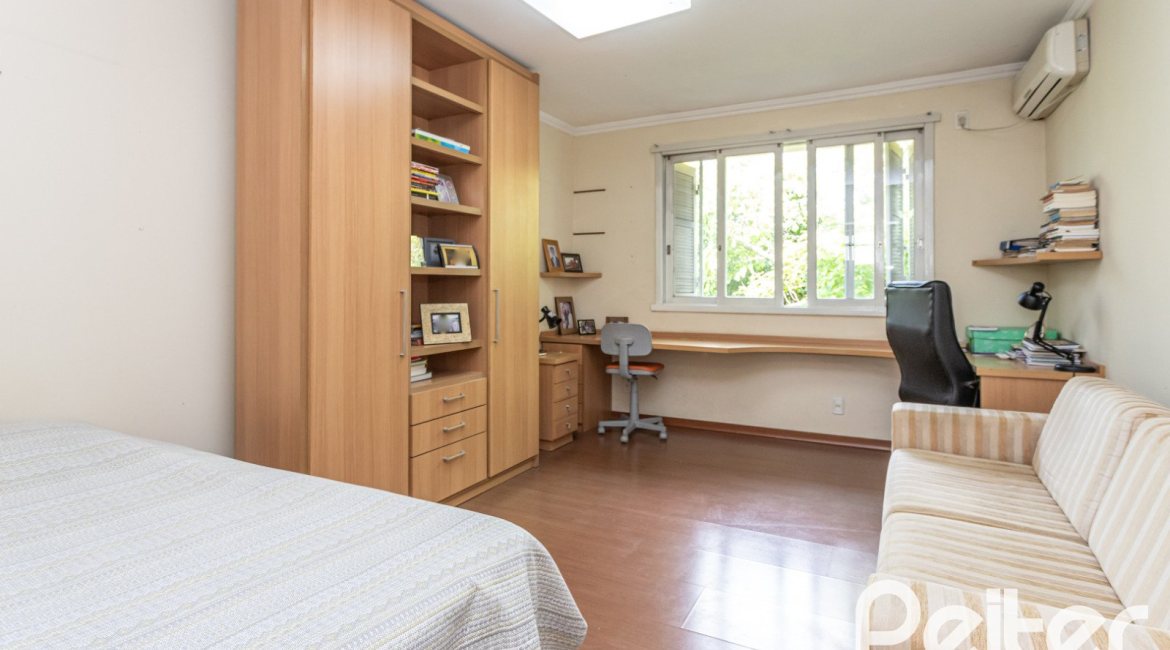 Casa à venda com 393m², 4 dormitórios, 2 suítes, 6 vagas, no bairro Vila Assunção em Porto Alegre