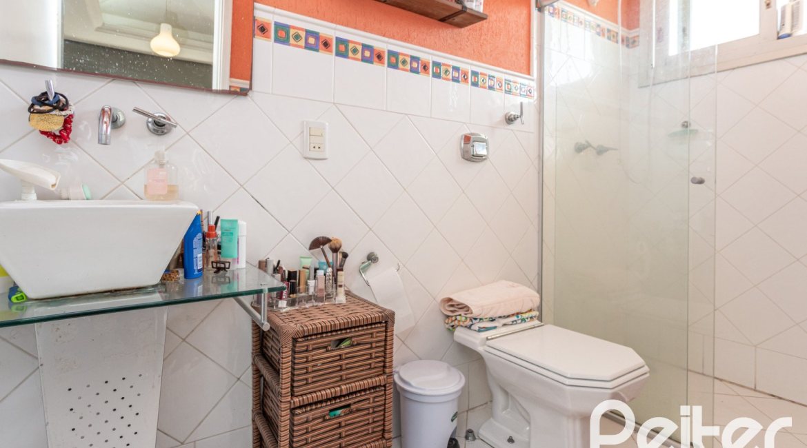 Casa à venda com 393m², 4 dormitórios, 2 suítes, 6 vagas, no bairro Vila Assunção em Porto Alegre