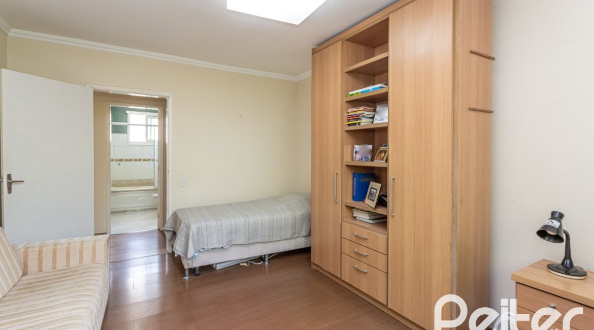 Casa à venda com 393m², 4 dormitórios, 2 suítes, 6 vagas, no bairro Vila Assunção em Porto Alegre