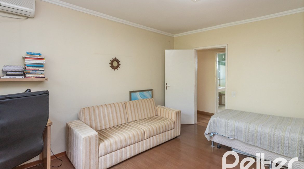 Casa à venda com 393m², 4 dormitórios, 2 suítes, 6 vagas, no bairro Vila Assunção em Porto Alegre