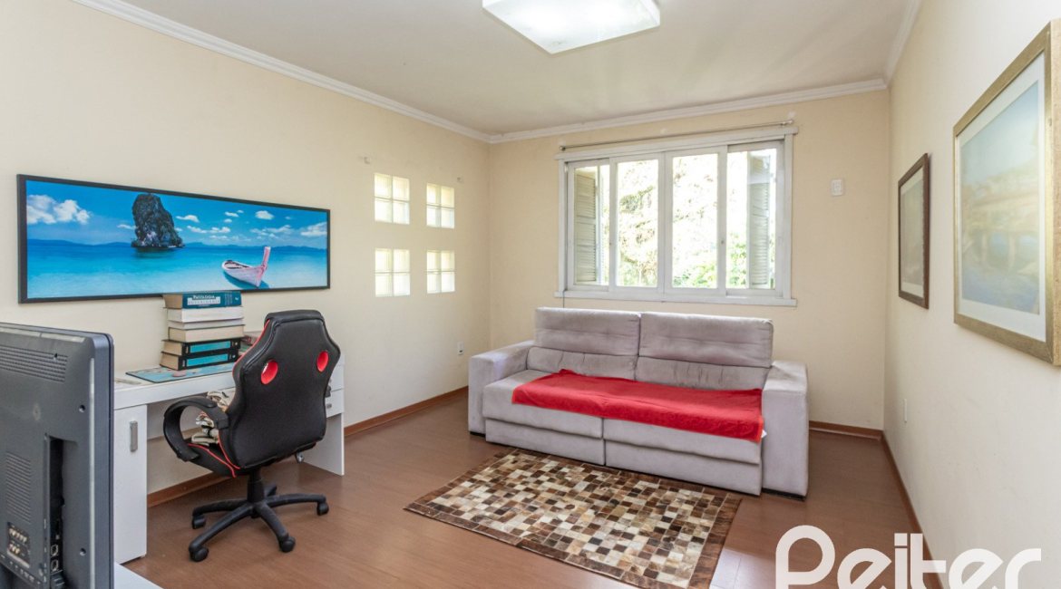 Casa à venda com 393m², 4 dormitórios, 2 suítes, 6 vagas, no bairro Vila Assunção em Porto Alegre