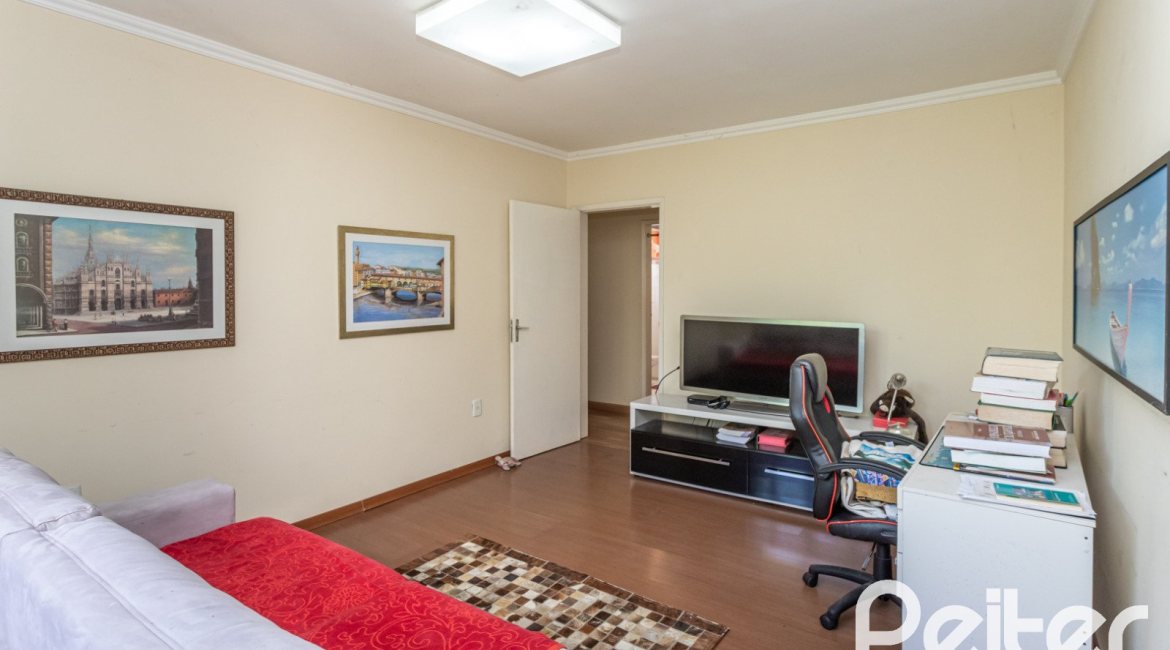 Casa à venda com 393m², 4 dormitórios, 2 suítes, 6 vagas, no bairro Vila Assunção em Porto Alegre