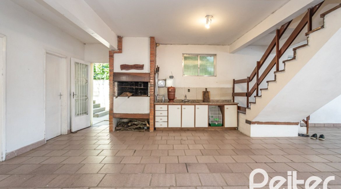 Casa à venda com 393m², 4 dormitórios, 2 suítes, 6 vagas, no bairro Vila Assunção em Porto Alegre