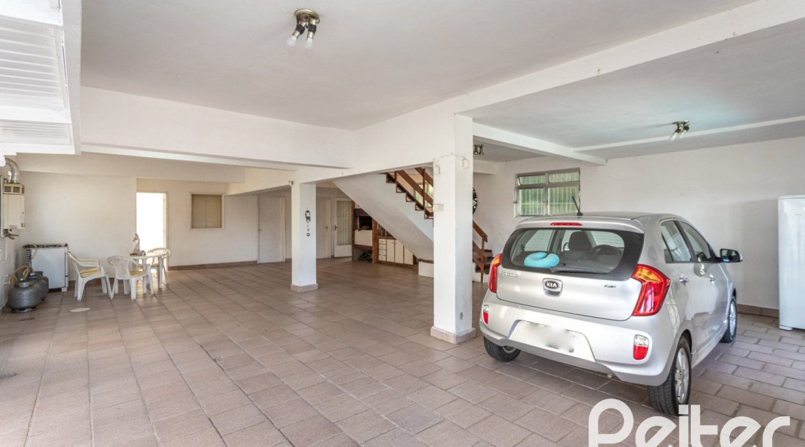Casa à venda com 393m², 4 dormitórios, 2 suítes, 6 vagas, no bairro Vila Assunção em Porto Alegre
