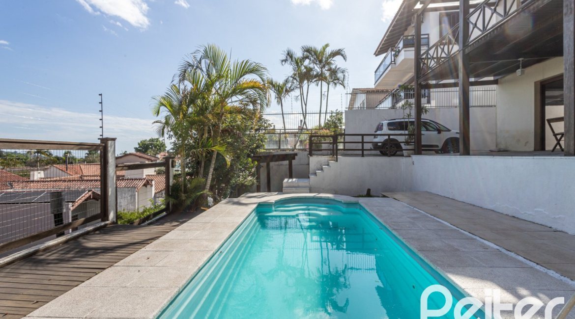 Casa à venda com 393m², 4 dormitórios, 2 suítes, 6 vagas, no bairro Vila Assunção em Porto Alegre