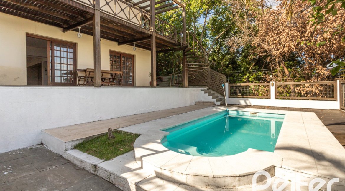 Casa à venda com 393m², 4 dormitórios, 2 suítes, 6 vagas, no bairro Vila Assunção em Porto Alegre