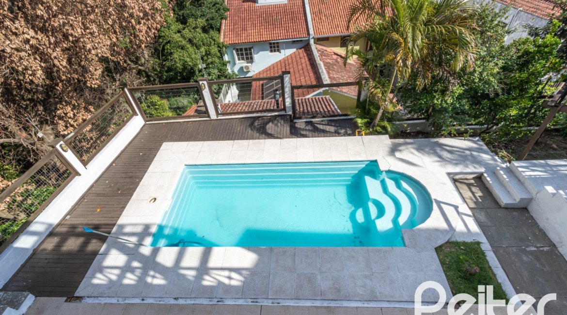Casa à venda com 393m², 4 dormitórios, 2 suítes, 6 vagas, no bairro Vila Assunção em Porto Alegre