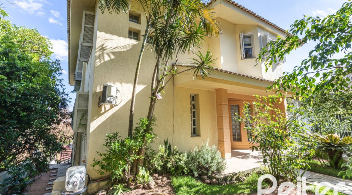 Casa à venda com 393m², 4 dormitórios, 2 suítes, 6 vagas, no bairro Vila Assunção em Porto Alegre