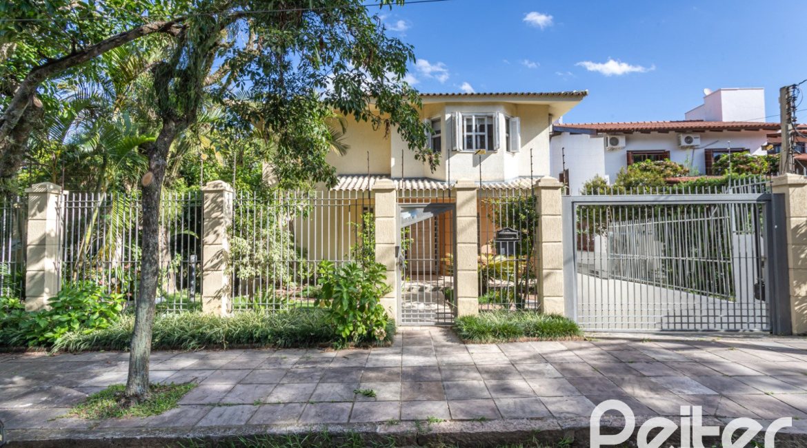 Casa à venda com 393m², 4 dormitórios, 2 suítes, 6 vagas, no bairro Vila Assunção em Porto Alegre