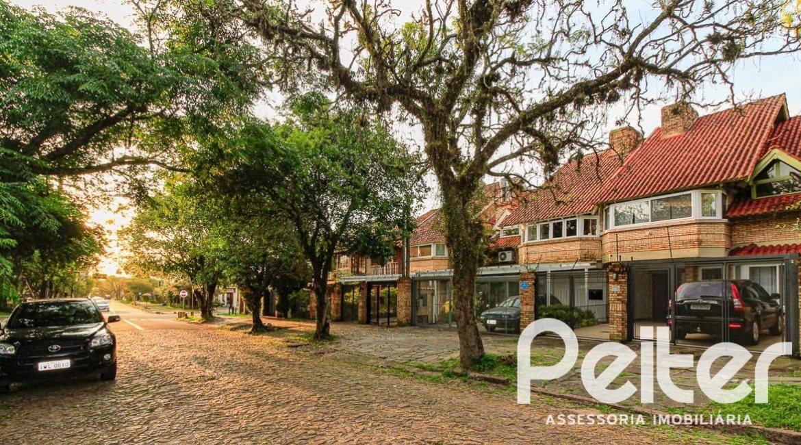 Casa à venda com 173m², 3 dormitórios, 3 suítes, 2 vagas, no bairro Vila Assunção em Porto Alegre