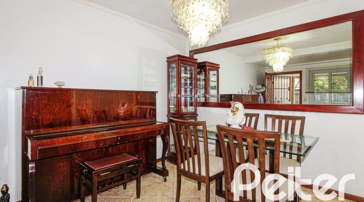 Casa à venda com 173m², 3 dormitórios, 3 suítes, 2 vagas, no bairro Vila Assunção em Porto Alegre