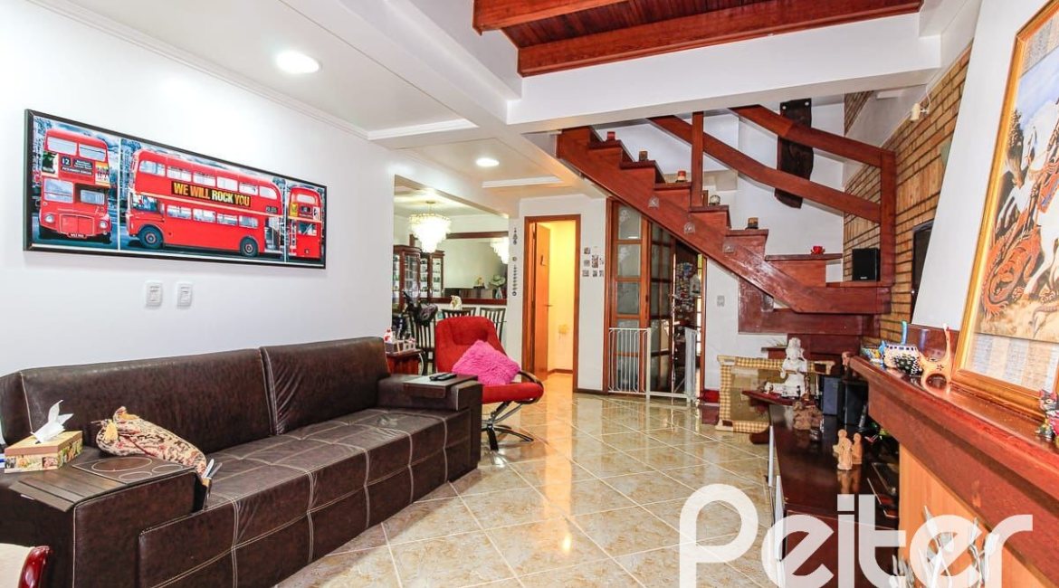 Casa à venda com 173m², 3 dormitórios, 3 suítes, 2 vagas, no bairro Vila Assunção em Porto Alegre