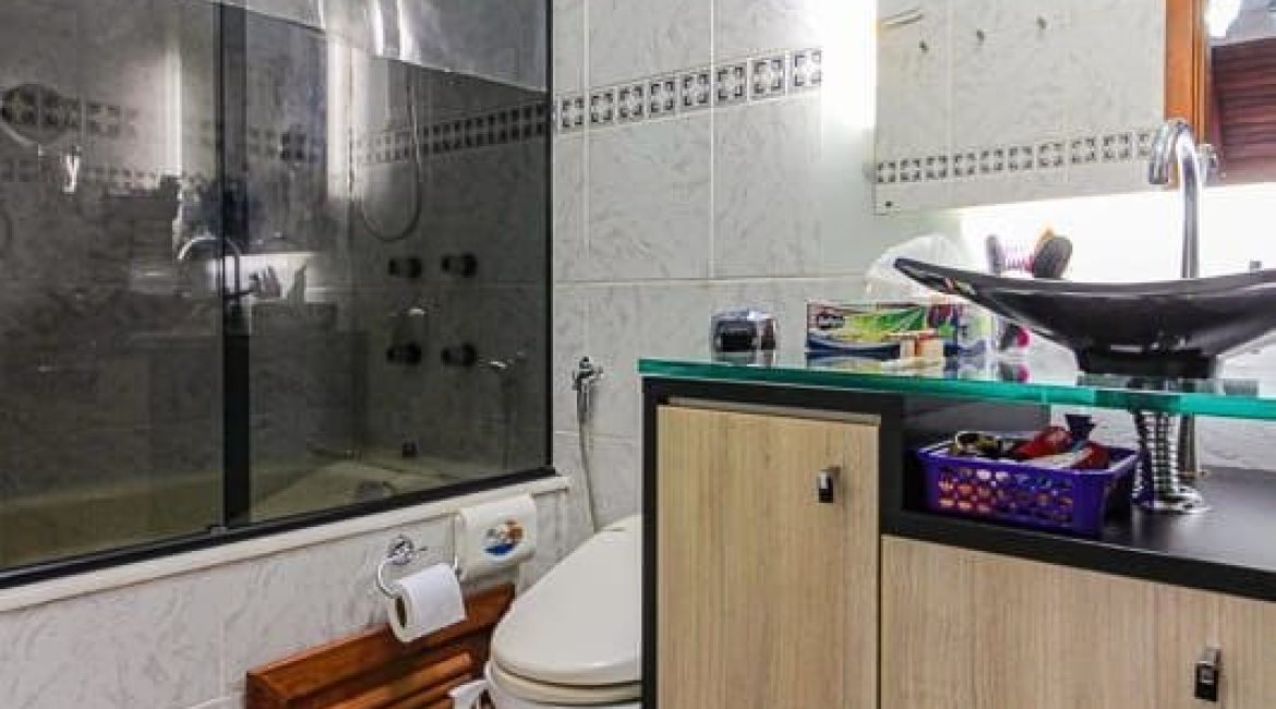 Casa à venda com 173m², 3 dormitórios, 3 suítes, 2 vagas, no bairro Vila Assunção em Porto Alegre