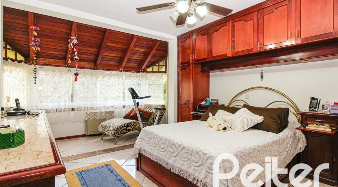 Casa à venda com 173m², 3 dormitórios, 3 suítes, 2 vagas, no bairro Vila Assunção em Porto Alegre