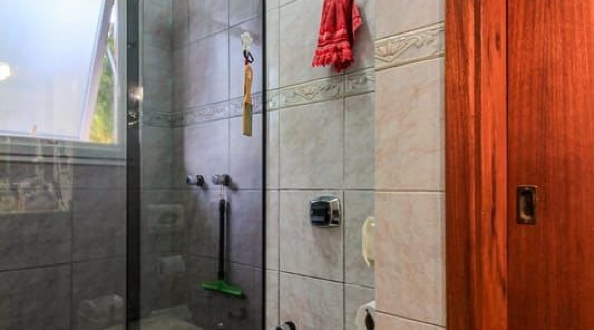 Casa à venda com 173m², 3 dormitórios, 3 suítes, 2 vagas, no bairro Vila Assunção em Porto Alegre