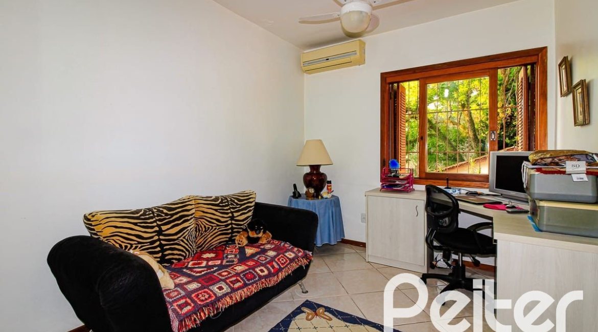 Casa à venda com 173m², 3 dormitórios, 3 suítes, 2 vagas, no bairro Vila Assunção em Porto Alegre