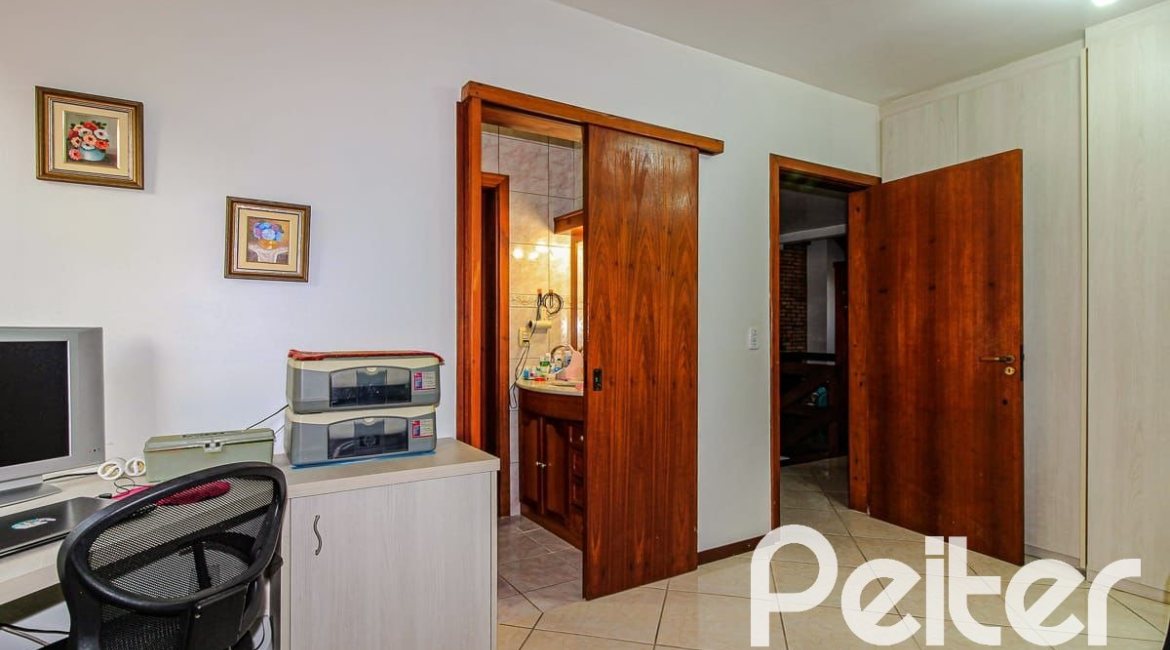 Casa à venda com 173m², 3 dormitórios, 3 suítes, 2 vagas, no bairro Vila Assunção em Porto Alegre