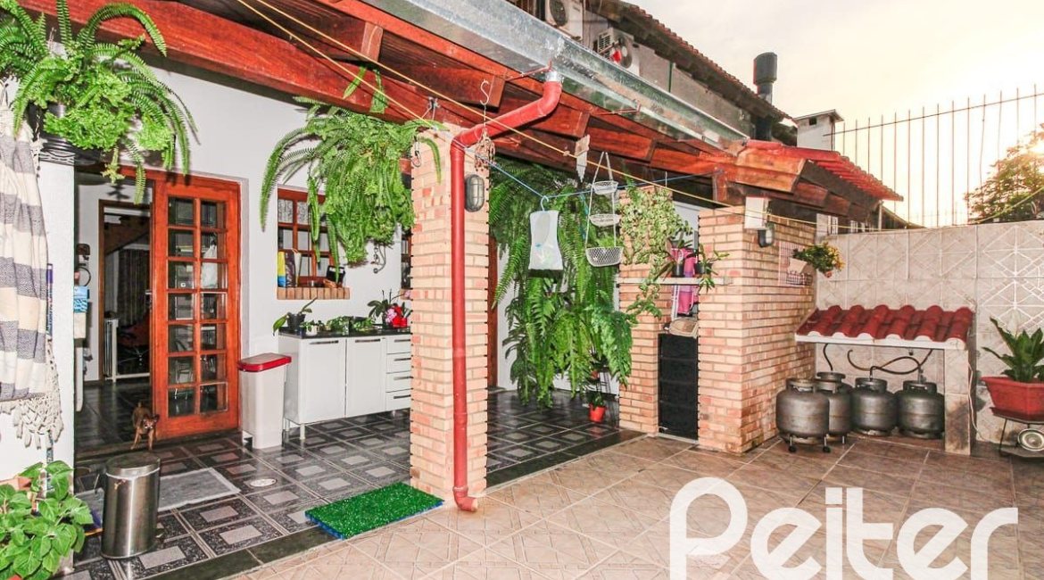 Casa à venda com 173m², 3 dormitórios, 3 suítes, 2 vagas, no bairro Vila Assunção em Porto Alegre