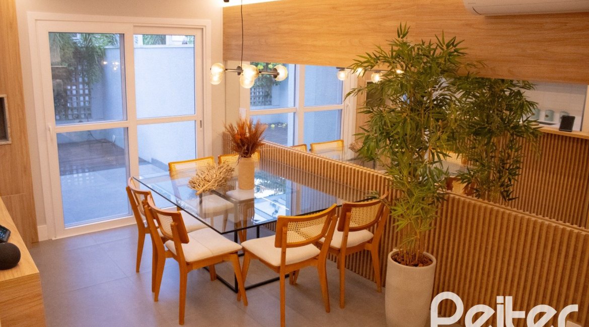 Casa em Condomínio à venda com 191m², 4 dormitórios, 1 suíte, 2 vagas, no bairro Vila Nova em PORTO ALEGRE