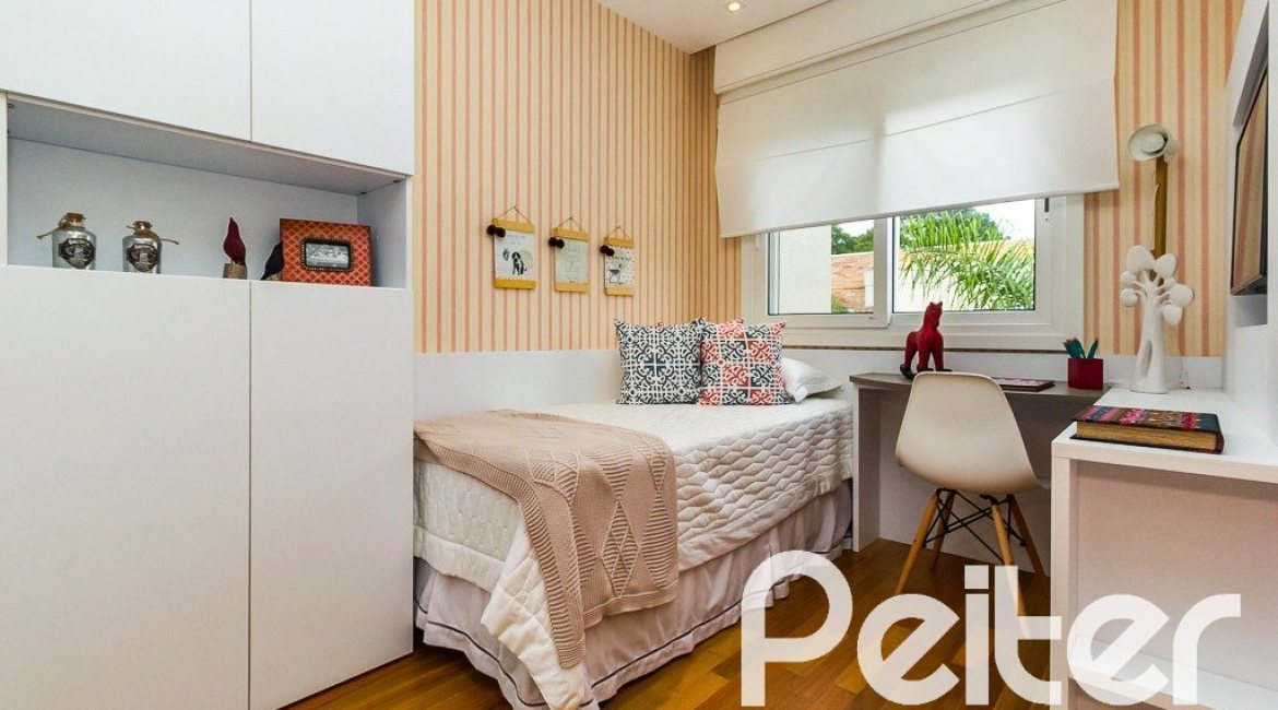 Casa em Condomínio à venda com 191m², 4 dormitórios, 1 suíte, 2 vagas, no bairro Vila Nova em PORTO ALEGRE