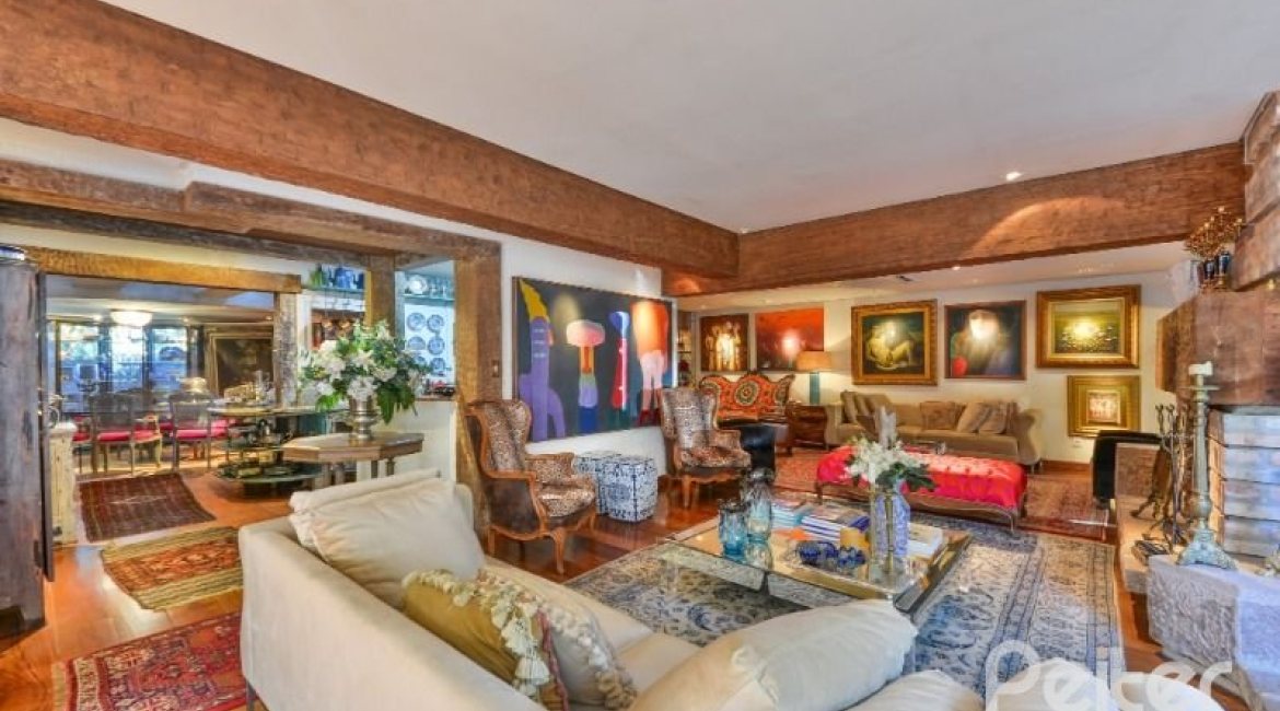 Casa à venda com 418m², 3 dormitórios, 1 suíte, 2 vagas, no bairro Jardim Isabel em Porto Alegre