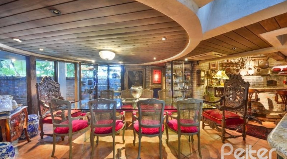 Casa à venda com 418m², 3 dormitórios, 1 suíte, 2 vagas, no bairro Jardim Isabel em Porto Alegre