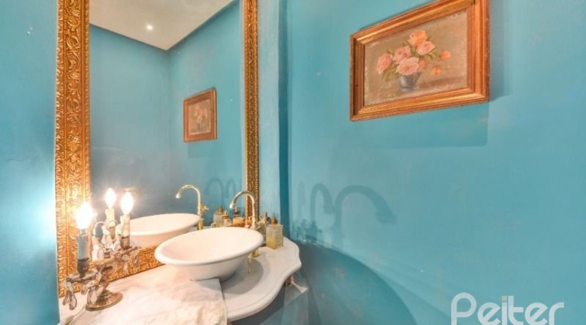 Casa à venda com 418m², 3 dormitórios, 1 suíte, 2 vagas, no bairro Jardim Isabel em Porto Alegre