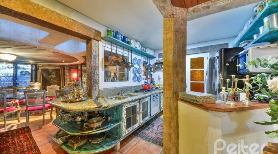 Casa à venda com 418m², 3 dormitórios, 1 suíte, 2 vagas, no bairro Jardim Isabel em Porto Alegre