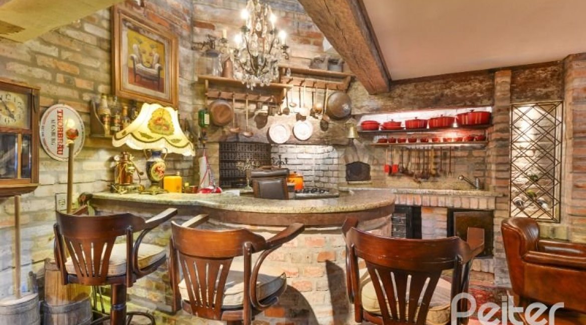 Casa à venda com 418m², 3 dormitórios, 1 suíte, 2 vagas, no bairro Jardim Isabel em Porto Alegre