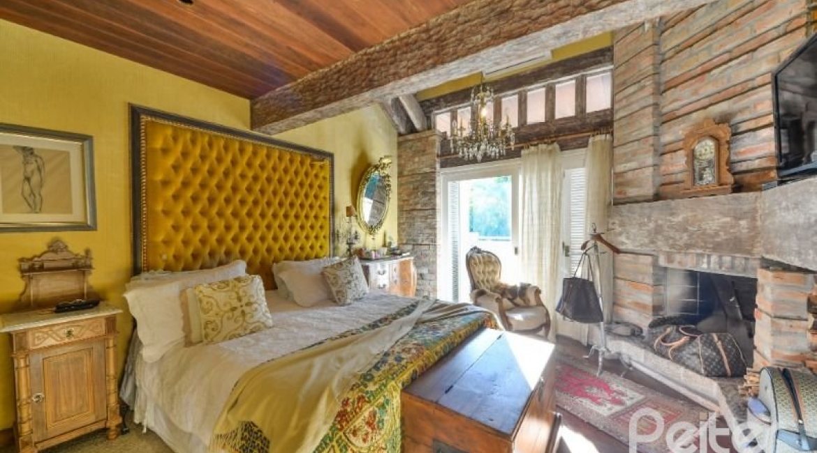 Casa à venda com 418m², 3 dormitórios, 1 suíte, 2 vagas, no bairro Jardim Isabel em Porto Alegre