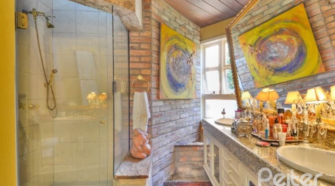 Casa à venda com 418m², 3 dormitórios, 1 suíte, 2 vagas, no bairro Jardim Isabel em Porto Alegre