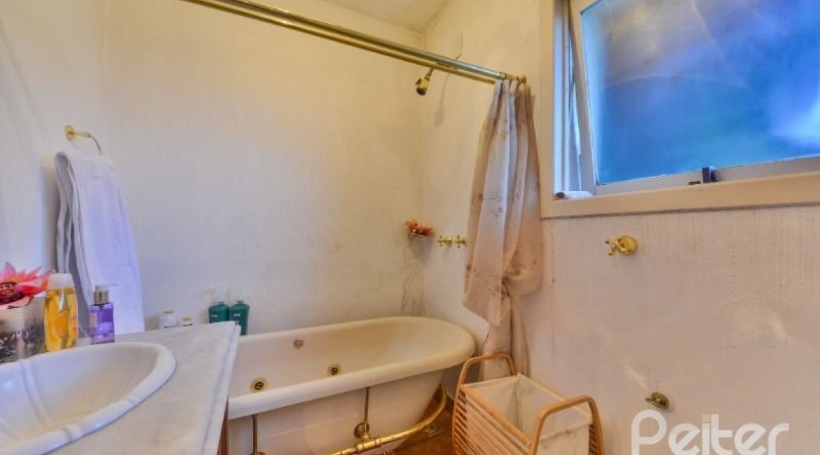 Casa à venda com 418m², 3 dormitórios, 1 suíte, 2 vagas, no bairro Jardim Isabel em Porto Alegre