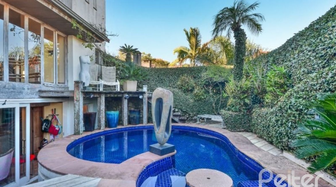 Casa à venda com 418m², 3 dormitórios, 1 suíte, 2 vagas, no bairro Jardim Isabel em Porto Alegre