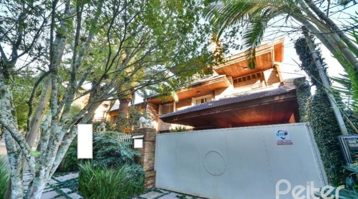 Casa à venda com 418m², 3 dormitórios, 1 suíte, 2 vagas, no bairro Jardim Isabel em Porto Alegre